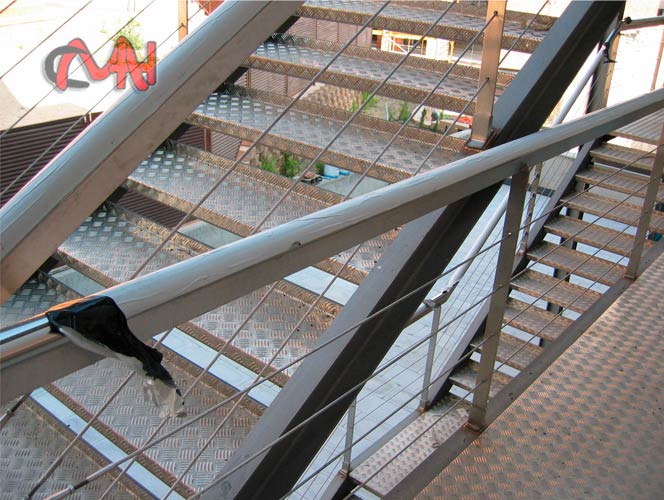 Escaleras Exteriores acero galvanizado-Cerrajerías en Madrid
