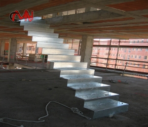 Escalera interior de acero galvanizado